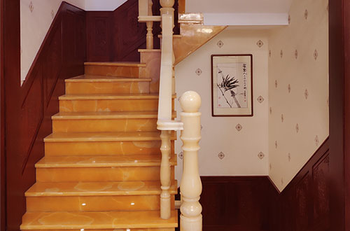 宁都中式别墅室内汉白玉石楼梯的定制安装装饰效果